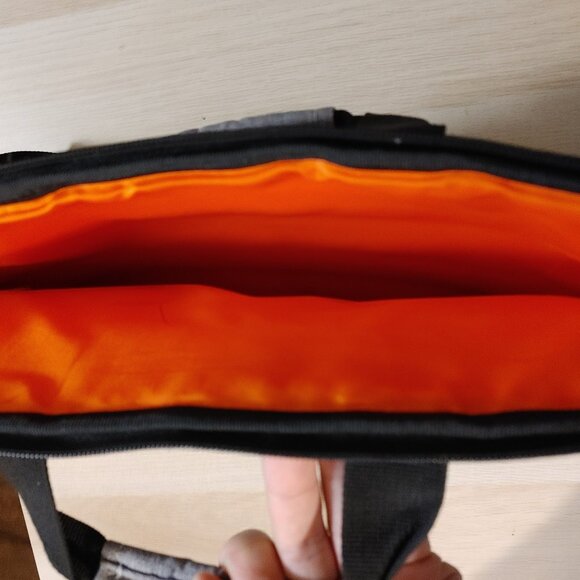 Targus Strata 15.6-Inch Slipcase Pewter, Grey - Picture 2 of 6